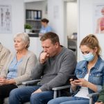 Transmiterea gripei în spațiile închise:  rolul tusei și al ventilației, mai important decât proximitatea