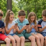 Ce trebuie să știe părinții despre timpul petrecut de copii în fața ecranelor (Screen Time)