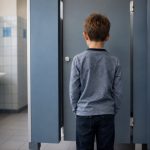 Între disconfort și constipație: când toaleta școlii devine o problemă medicală